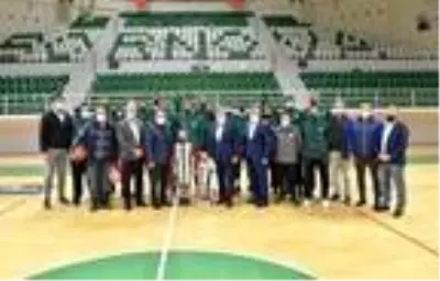 Mucize bebek Ayda'dan basketbol sahasında 'iyiyim' pozu Mucize bebek Ayda'dan basketbol sahasında 'iyiyim' pozu