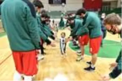 Mucize bebek Ayda'dan basketbol sahasında 'iyiyim' pozu Mucize bebek Ayda'dan basketbol sahasında 'iyiyim' pozu