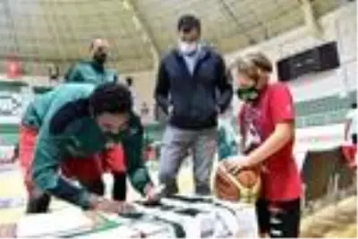 Mucize bebek Ayda'dan basketbol sahasında 'iyiyim' pozu Mucize bebek Ayda'dan basketbol sahasında 'iyiyim' pozu