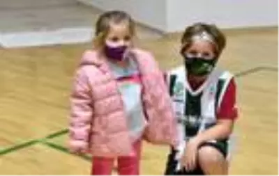 Mucize bebek Ayda'dan basketbol sahasında 'iyiyim' pozu Mucize bebek Ayda'dan basketbol sahasında 'iyiyim' pozu