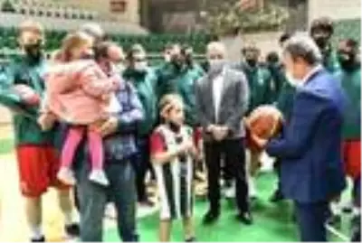Mucize bebek Ayda'dan basketbol sahasında 'iyiyim' pozu Mucize bebek Ayda'dan basketbol sahasında 'iyiyim' pozu