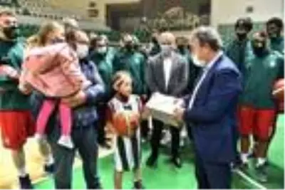 Mucize bebek Ayda'dan basketbol sahasında 'iyiyim' pozu Mucize bebek Ayda'dan basketbol sahasında 'iyiyim' pozu