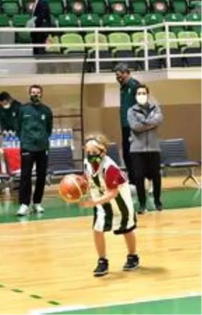 Mucize bebek Ayda'dan basketbol sahasında 'iyiyim' pozu Mucize bebek Ayda'dan basketbol sahasında 'iyiyim' pozu