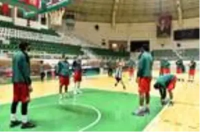 Mucize bebek Ayda'dan basketbol sahasında 'iyiyim' pozu Mucize bebek Ayda'dan basketbol sahasında 'iyiyim' pozu