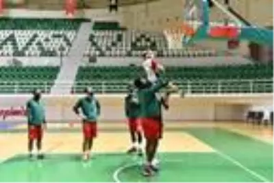 Mucize bebek Ayda'dan basketbol sahasında 'iyiyim' pozu Mucize bebek Ayda'dan basketbol sahasında 'iyiyim' pozu
