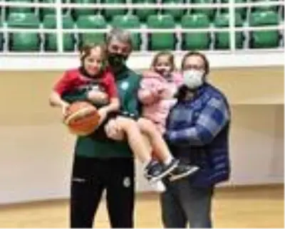 Mucize bebek Ayda'dan basketbol sahasında 'iyiyim' pozu Mucize bebek Ayda'dan basketbol sahasında 'iyiyim' pozu