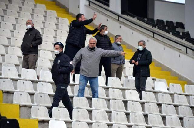 Nazilli Belediyespor'a 2-0 yenilen Çengelköyspor yöneticileri, maç sonu gazetecilere hareket çektiler Nazilli Belediyespor'a 2-0 yenilen Çengelköyspor yöneticileri, maç sonu gazetecilere hareket çektiler
