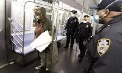 New York Metrosu'nda yolcular her gün korku içinde New York Metrosu'nda yolcular her gün korku içinde