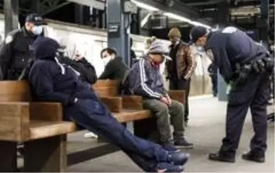 New York Metrosu'nda yolcular her gün korku içinde New York Metrosu'nda yolcular her gün korku içinde