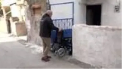 Niğde Belediye Başkanı Özdemir'den kas hastası çocuğa akülü araç Niğde Belediye Başkanı Özdemir'den kas hastası çocuğa akülü araç