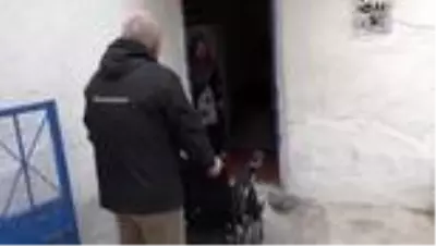 Niğde Belediye Başkanı Özdemir'den kas hastası çocuğa akülü araç Niğde Belediye Başkanı Özdemir'den kas hastası çocuğa akülü araç