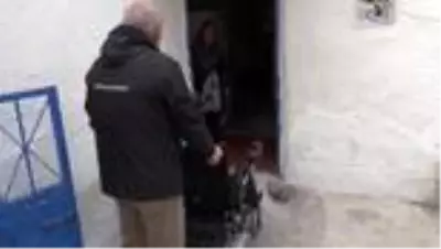 Niğde Belediye Başkanı Özdemir'den kas hastası çocuğa akülü araç Niğde Belediye Başkanı Özdemir'den kas hastası çocuğa akülü araç