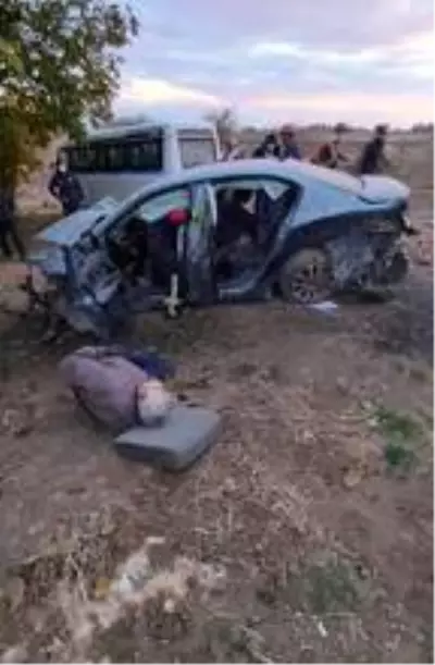 Otomobil şarampole yuvarlandı; 3 ağır yaralı Otomobil şarampole yuvarlandı; 3 ağır yaralı