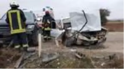 Otomobille, kamyonet çarpıştı: 1 ölü, 2 yaralı Otomobille, kamyonet çarpıştı: 1 ölü, 2 yaralı
