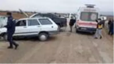 Otomobille, kamyonet çarpıştı: 1 ölü, 2 yaralı Otomobille, kamyonet çarpıştı: 1 ölü, 2 yaralı