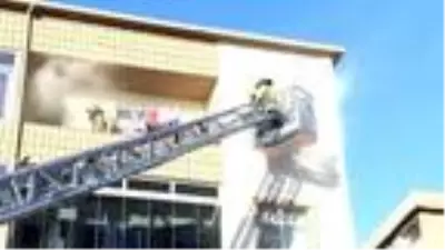 Pendik'te 4 katlı binada yangın: 3'ü çocuk 6 kişi kurtarıldı Pendik'te 4 katlı binada yangın: 3'ü çocuk 6 kişi kurtarıldı