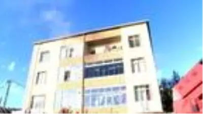 Pendik'te 4 katlı binada yangın: 3'ü çocuk 6 kişi kurtarıldı Pendik'te 4 katlı binada yangın: 3'ü çocuk 6 kişi kurtarıldı