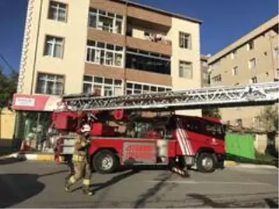 Pendik'te 4 katlı binada yangın: 3'ü çocuk 6 kişi kurtarıldı Pendik'te 4 katlı binada yangın: 3'ü çocuk 6 kişi kurtarıldı