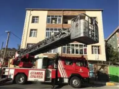 Pendik'te 4 katlı binada yangın: 3'ü çocuk 6 kişi kurtarıldı Pendik'te 4 katlı binada yangın: 3'ü çocuk 6 kişi kurtarıldı
