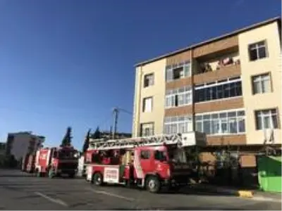 Pendik'te 4 katlı binada yangın: 3'ü çocuk 6 kişi kurtarıldı Pendik'te 4 katlı binada yangın: 3'ü çocuk 6 kişi kurtarıldı