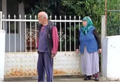 Kaçak sürücünün gazabına uğrayan yaşlı çift isyan etti: Bu ilk değil, polisten kaçan bizim duvara vuruyor Kaçak sürücünün gazabına uğrayan yaşlı çift isyan etti: Bu ilk değil, polisten kaçan bizim duvara vuruyor