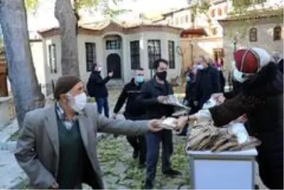 Safranbolu Belediyesi simit ve maske dağıtımına devam ediyor Safranbolu Belediyesi simit ve maske dağıtımına devam ediyor