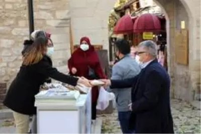 Safranbolu Belediyesi simit ve maske dağıtımına devam ediyor Safranbolu Belediyesi simit ve maske dağıtımına devam ediyor