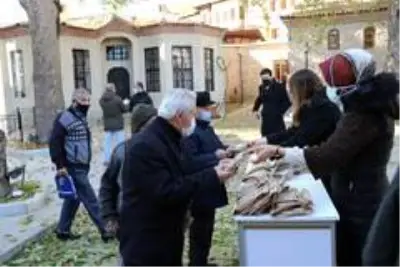 Safranbolu Belediyesi simit ve maske dağıtımına devam ediyor Safranbolu Belediyesi simit ve maske dağıtımına devam ediyor