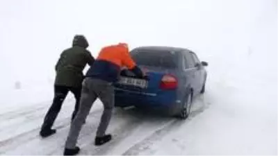 Türkiye'nin doğusu kara teslim! Hazırlıksız yakalanan sürücüler yollarda kaldı Türkiye'nin doğusu kara teslim! Hazırlıksız yakalanan sürücüler yollarda kaldı