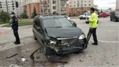 Samsun'da kavşakta iki araç çarpıştı: 1 yaralı Samsun'da kavşakta iki araç çarpıştı: 1 yaralı