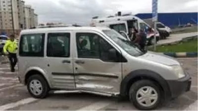 Samsun'da kavşakta iki araç çarpıştı: 1 yaralı Samsun'da kavşakta iki araç çarpıştı: 1 yaralı