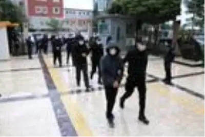 Şanlurfa'da 24 DEAŞ şüphelisi adliyede Şanlurfa'da 24 DEAŞ şüphelisi adliyede