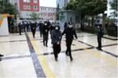 Şanlurfa'da 24 DEAŞ şüphelisi adliyede Şanlurfa'da 24 DEAŞ şüphelisi adliyede