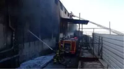 Son dakika haberi: Tekstil fabrikasındaki yangın 4 saatte kontrol altına alındı Son dakika haberi: Tekstil fabrikasındaki yangın 4 saatte kontrol altına alındı