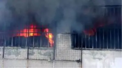 Son dakika haberi: Tekstil fabrikasındaki yangın 4 saatte kontrol altına alındı Son dakika haberi: Tekstil fabrikasındaki yangın 4 saatte kontrol altına alındı