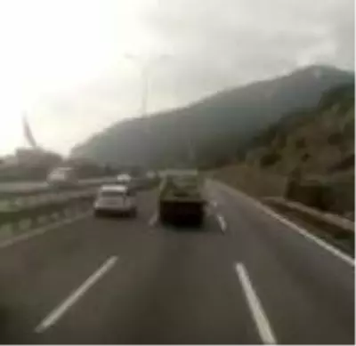 TEM'de çekici dehşeti; onlarca kişinin hayatını tehlikeye soktu, duvara çarptı TEM'de çekici dehşeti; onlarca kişinin hayatını tehlikeye soktu, duvara çarptı