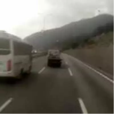 TEM'de çekici dehşeti; onlarca kişinin hayatını tehlikeye soktu, duvara çarptı TEM'de çekici dehşeti; onlarca kişinin hayatını tehlikeye soktu, duvara çarptı