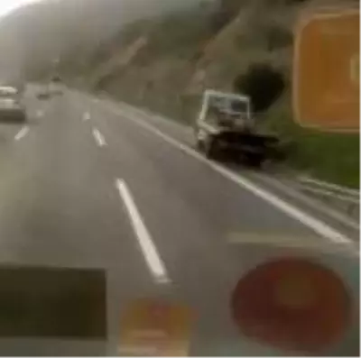 TEM'de çekici dehşeti; onlarca kişinin hayatını tehlikeye soktu, duvara çarptı TEM'de çekici dehşeti; onlarca kişinin hayatını tehlikeye soktu, duvara çarptı