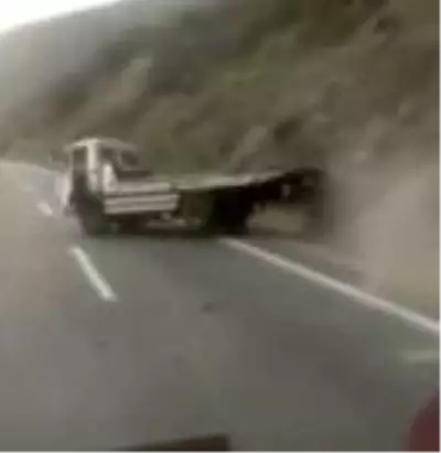 TEM'de çekici dehşeti; onlarca kişinin hayatını tehlikeye soktu, duvara çarptı TEM'de çekici dehşeti; onlarca kişinin hayatını tehlikeye soktu, duvara çarptı