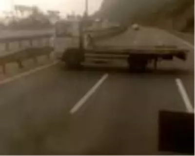 TEM'de çekici dehşeti; onlarca kişinin hayatını tehlikeye soktu, duvara çarptı TEM'de çekici dehşeti; onlarca kişinin hayatını tehlikeye soktu, duvara çarptı