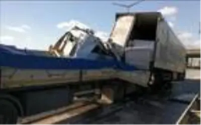 TIR arıza yapan TIR'a çarptı: 1 yaralı TIR arıza yapan TIR'a çarptı: 1 yaralı