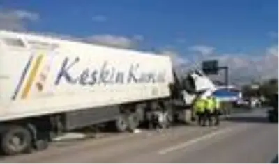 TIR arıza yapan TIR'a çarptı: 1 yaralı TIR arıza yapan TIR'a çarptı: 1 yaralı