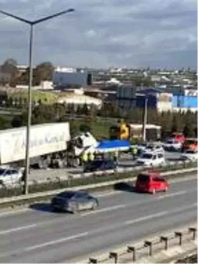 TIR arıza yapan TIR'a çarptı: 1 yaralı TIR arıza yapan TIR'a çarptı: 1 yaralı