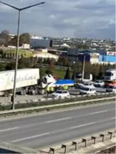 TIR arıza yapan TIR'a çarptı: 1 yaralı TIR arıza yapan TIR'a çarptı: 1 yaralı