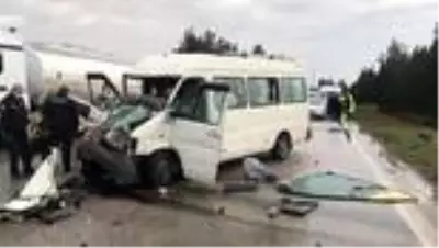 Tıra arkadan çarpan minibüsteki 4 kişi yaralandı Tıra arkadan çarpan minibüsteki 4 kişi yaralandı