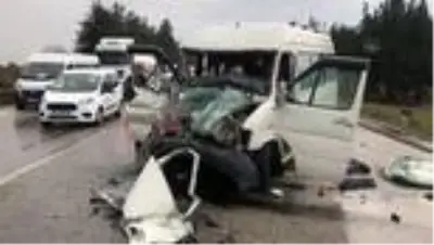 Tıra arkadan çarpan minibüsteki 4 kişi yaralandı Tıra arkadan çarpan minibüsteki 4 kişi yaralandı