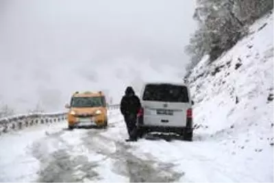 Tunceli'ye mevsimin ilk karı düştü, 31 köy yolu kapandı