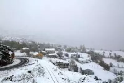 Tunceli'ye mevsimin ilk karı düştü, 31 köy yolu kapandı