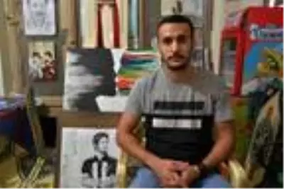 Ünlüleri kara kalemle çizip onlara hediye ediyor Ünlüleri kara kalemle çizip onlara hediye ediyor