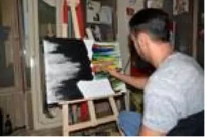 Ünlüleri kara kalemle çizip onlara hediye ediyor Ünlüleri kara kalemle çizip onlara hediye ediyor